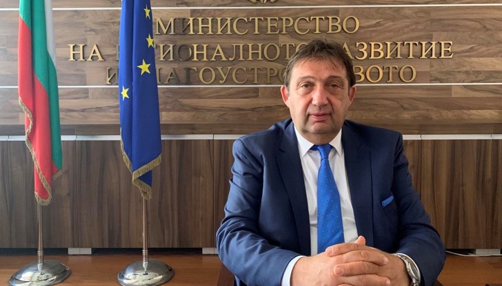 Участъците се строят от различни фирми, а имаме едни и същи резултати - това значи, че има проблем във възлагането и контрола, заяви арх. Шишков Участъците се строят от различни фирми, а имаме едни и същи резултати - това значи, че има проблем във възлагането и контрола, заяви арх. Шишков