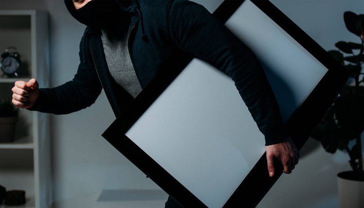 От апартамент на улица "Прага" са отнети телевизор, конзола с игри и джойстик, както и тонколона От апартамент на улица "Прага" са отнети телевизор, конзола с игри и джойстик, както и тонколона