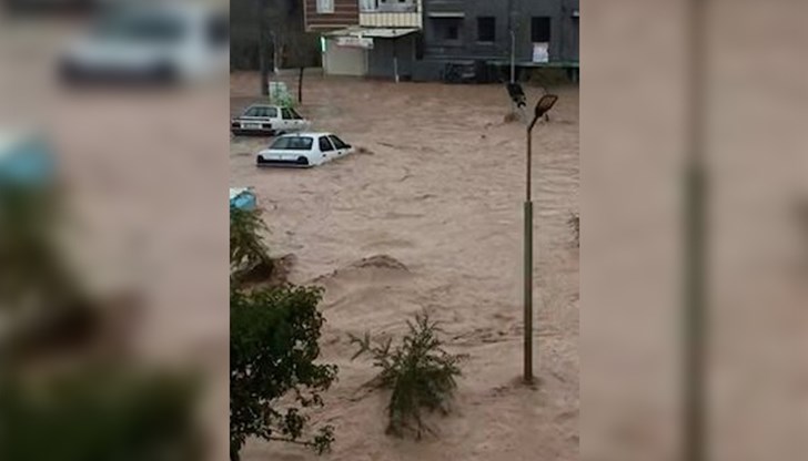 Наводненията са в района на Югоизточна Турция, който бе опустошен от трусовете на 6 февруари с магнитуд 7,7 и 7,6 по Рихтер