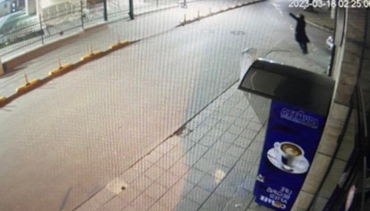 Свидетели на инцидента, които живеят в района, са заснели възпламеняването на бутилката със запалителна течност Свидетели на инцидента, които живеят в района, са заснели възпламеняването на бутилката със запалителна течност