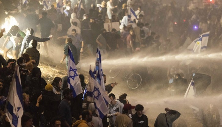 Размириците задълбочиха продължаващата вече няколко месеца криза около плана на Нетаняху за реформа на съдебната система, който предизвика масови протести