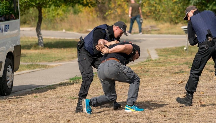 На територията на Петрич са проверени пет адреса и 56 автомобила