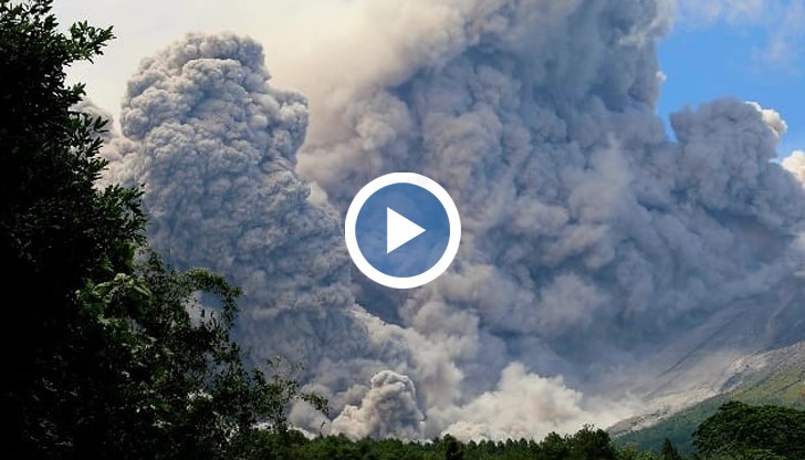 Вулканът изхвърли стълб от гореща пепел на 100 метра в небето