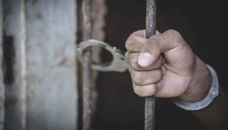 Обвиняемият бил хванат с 40 грама метамфетамин и около 80 гр. хероин на обща стойност около 10 000 лева