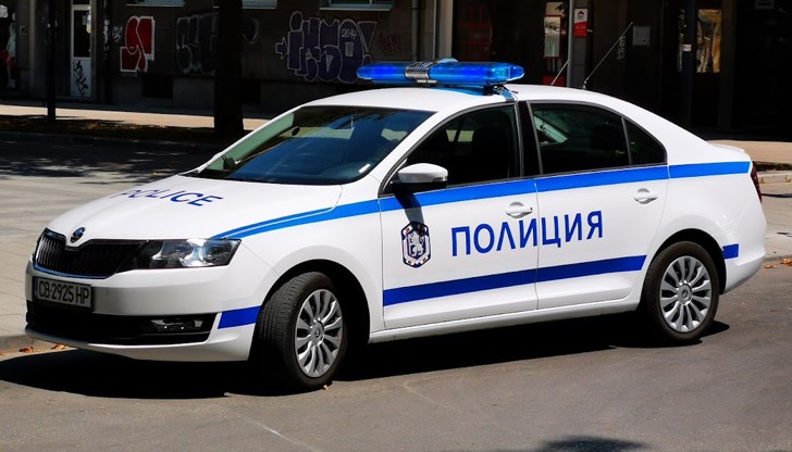 Автомобилът е бил открит със счупен стъклен покрив, като нанесените щети са изчислени на 1200 лева