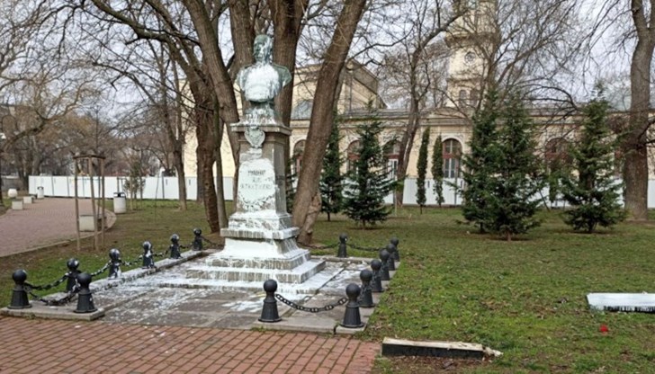 Бюстът и постаментът са залети с бяла боя, а паметната плоча е захвърлена на няколко метра встрани в градинката