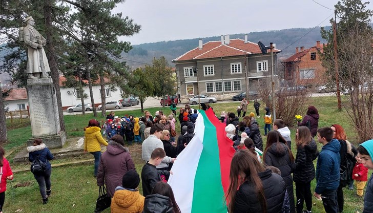 Бяха поднесени венци и цветя пред Паметника на войника