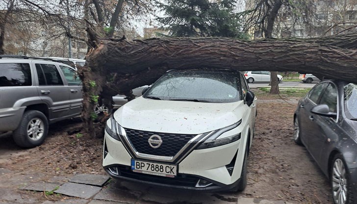 Кадри показват и как откъснат покрив се разминава на метри от коли на околовръстния път на Пловдив