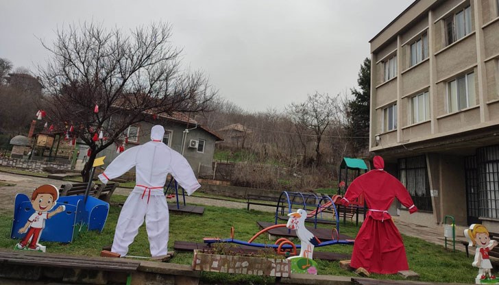 Баба Марта от ранни зори тръгна по улиците на Караманово