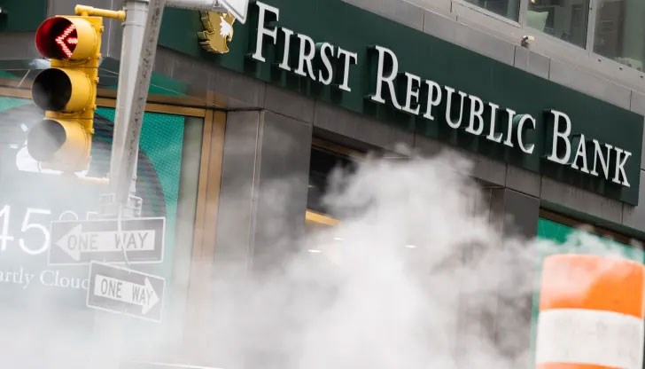 Срив на акциите на американската First Republic Bank с близо 65%