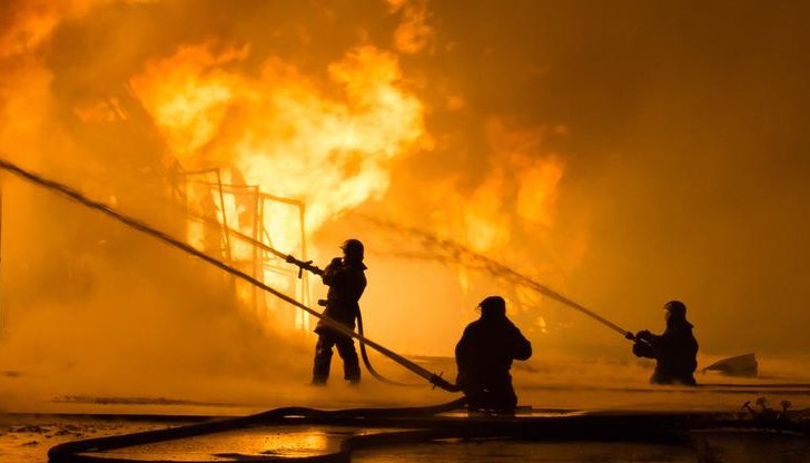 Пет часа пожарникари са се борили с пламъците