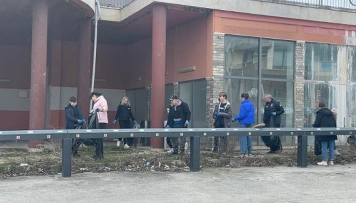 От коледните празници насам главната улица на селото изглежда потресаващо