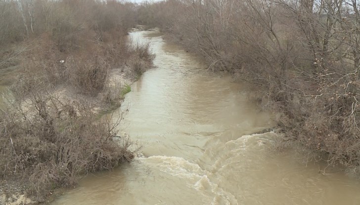 Хората се притесняват, че реката може отново да наводни селото