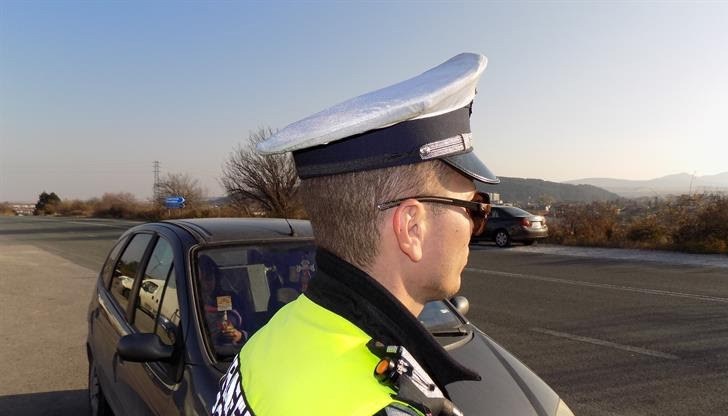 Мъжете са задържани в района на кв. "ДЗС", докато са превозвали метамфетамин и хероин с лек автомобил марка "Рено"