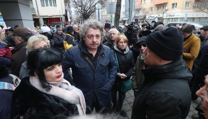 Трябва да си тръгне този човек, защото е случаен човек, той не разбира, не е закърмен с театъра, няма отношение към театъра Трябва да си тръгне този човек, защото е случаен човек, той не разбира, не е закърмен с театъра, няма отношение към театъра