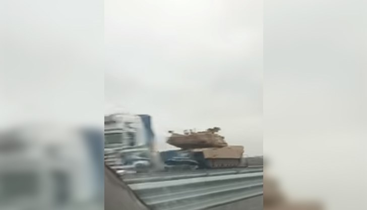 Видеото с колона с военна техника, бе разпространено от потребители в социалните мрежи Видеото с колона с военна техника, бе разпространено от потребители в социалните мрежи
