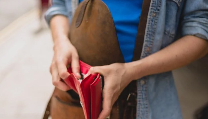 Парите били изгубени на входа на голям хранителен магазин Парите били изгубени на входа на голям хранителен магазин