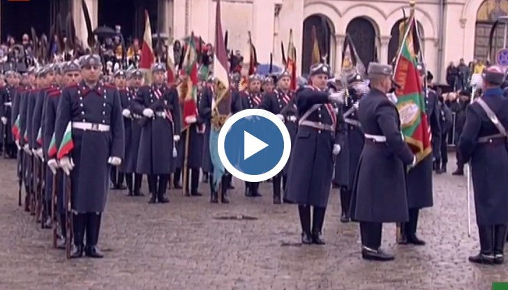 Военен ритуал за издигането на националния трибагреник