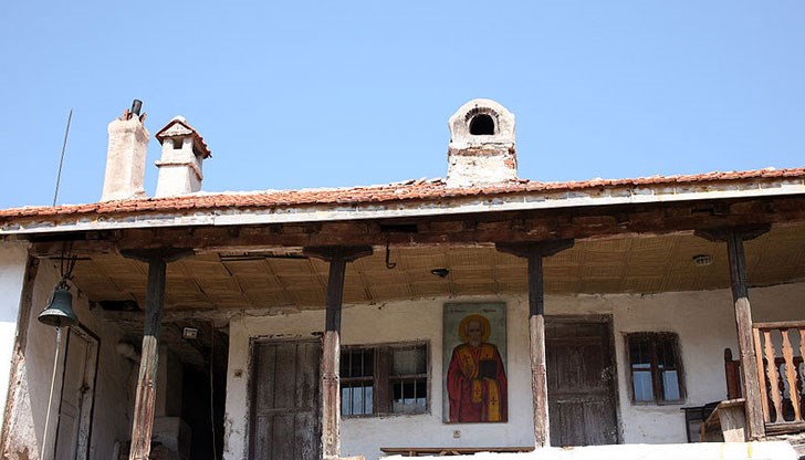 Докато светата обител се руши, в двора му дерат елени и се вихрят частни партита Докато светата обител се руши, в двора му дерат елени и се вихрят частни партита