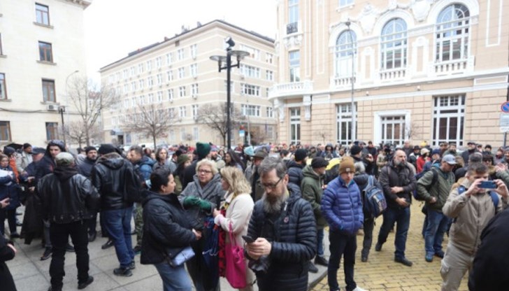 Протестът започна в 14:00 часа пред Министерството на културата