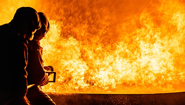 При инцидента са нанесени щети по гаража и намиращ се в него лек автомобил При инцидента са нанесени щети по гаража и намиращ се в него лек автомобил