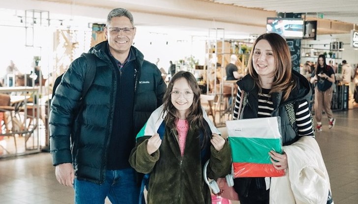 Българският трибагреник беше раздаден на заминаващи от София сънародници с посланието да пазят родината в сърцата си