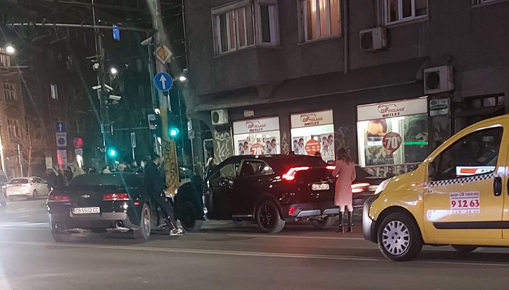 Опашката вече е до СУ "Св. Климент Охридски, написа потребител във Фейсбук групата „Катастрофи в София“ Опашката вече е до СУ "Св. Климент Охридски, написа потребител във Фейсбук групата „Катастрофи в София“