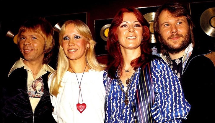 Abba transversa са имат по две тъмни петна в средата на коремчетата си Abba transversa са имат по две тъмни петна в средата на коремчетата си