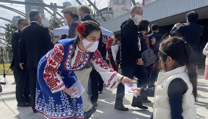 Стотици японци се окичиха с български мартеници в центъра на Токио