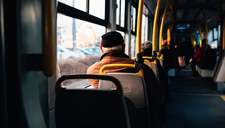 Пенсионерите от Белослав могат да ползват автобусите в натоварените часове, но ако си купят билет