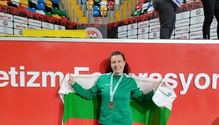 Шампионката е завършила спортното училище на Локомотив София и НСА „В. Левски“