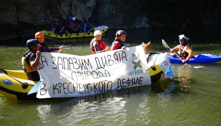 След митинга протестът се изнесе на тротоара край Е-79 След митинга протестът се изнесе на тротоара край Е-79