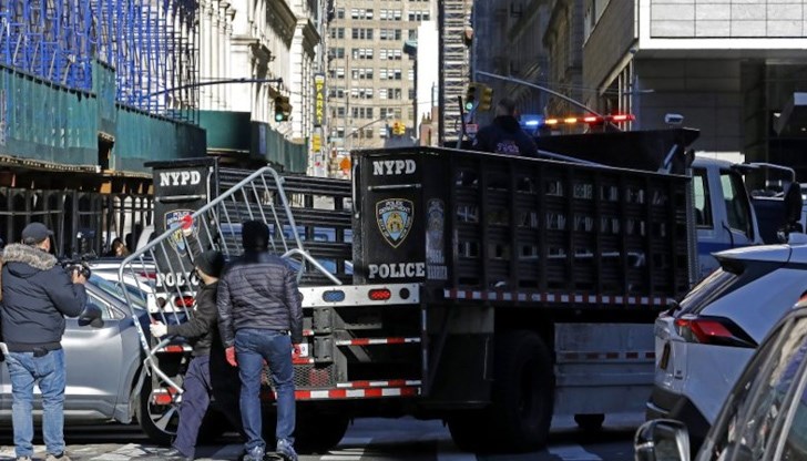 Заради евентуалния арест на Доналд Тръмп бяха издигнати стоманени барикади пред сградата на съда в Манхатън и пред Тръмп тауър