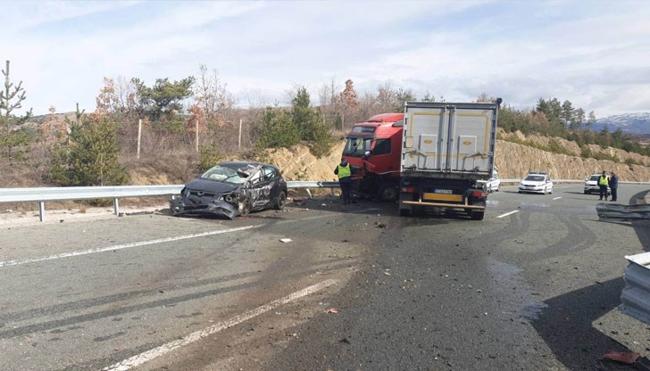 ТИР спука гума при изпреварване и удари кола на АМ „Струма“