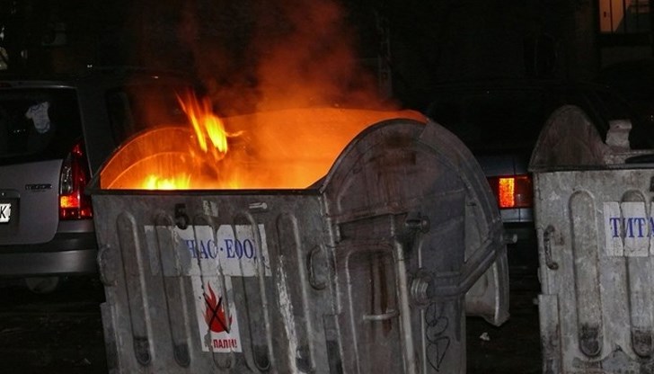 Русенските пожарникари са гасили запалени метални контейнери за смет