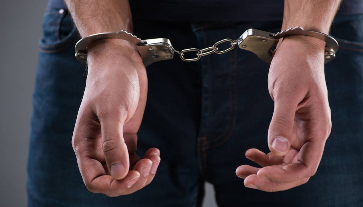 Привлечените като обвиняеми за престъплението са на 26 и 21 години и те са шофирали две различни коли, натоварени с мигранти Привлечените като обвиняеми за престъплението са на 26 и 21 години и те са шофирали две различни коли, натоварени с мигранти