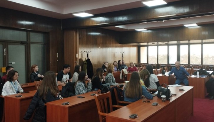 Остава отворен въпросът защо въпреки това не се вземат адекватни мерки това да се прекрати