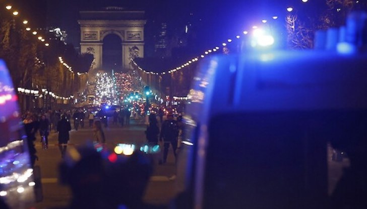 Хиляди се бяха събрали пред парламента, за да протестират срещу пенсионната реформа на президента Еманюел Макрон Хиляди се бяха събрали пред парламента, за да протестират срещу пенсионната реформа на президента Еманюел Макрон