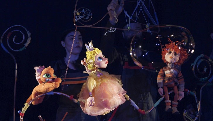 Билетите се получават директно в електронната поща на зрителя и не е необходимо те да бъдат разпечатвани или вземани физически от касата на театъра