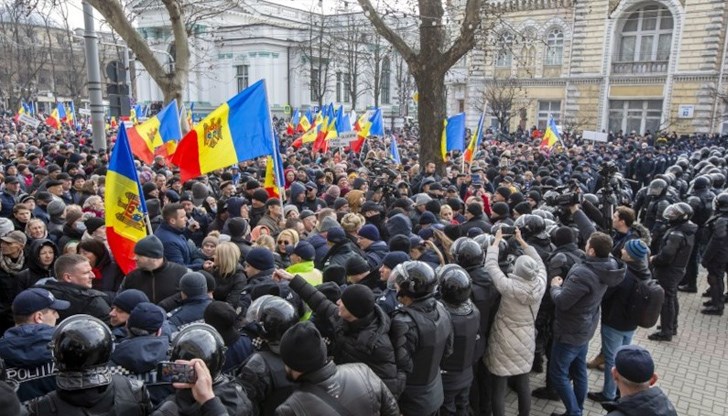 Опит за преврат, хакерски атаки, фалшиви бомбени заплахи и фалшиви повиквателни за армията, масови антиправителствени протести - това е реалността в Молдова през последната 1 година