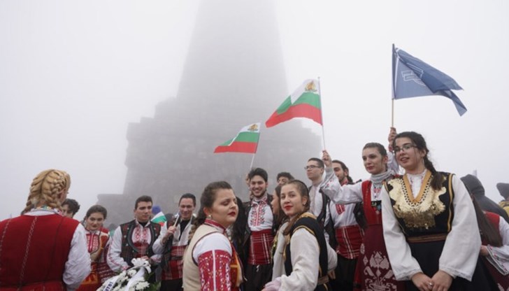 От рано сутринта стотици изкачиха 894-те стъпала към заветния връх