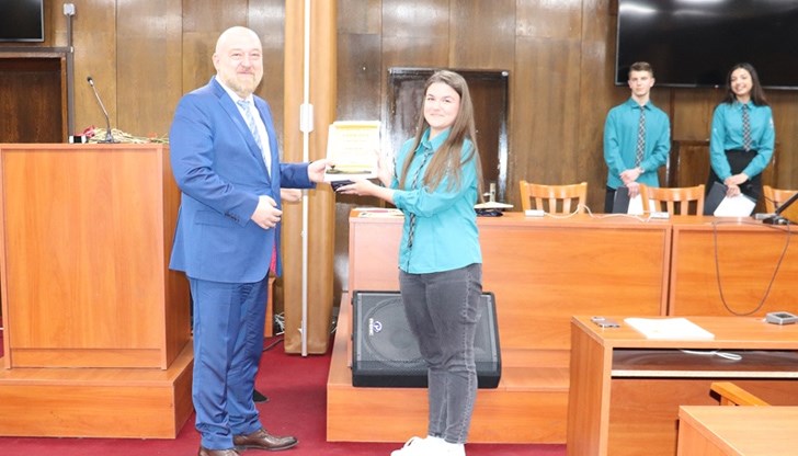 Второто място в състезанието „Бъди грамотен“ бе отредено за Таня Христова от 12 клас, а третото място отиде при Аделина Борисова също от 12 клас