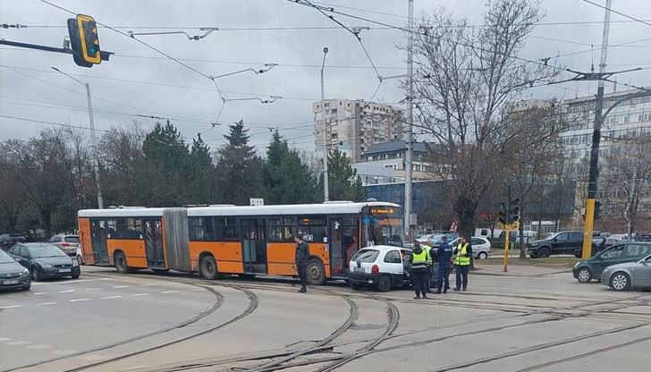 По първоначални данни има затиснат човек