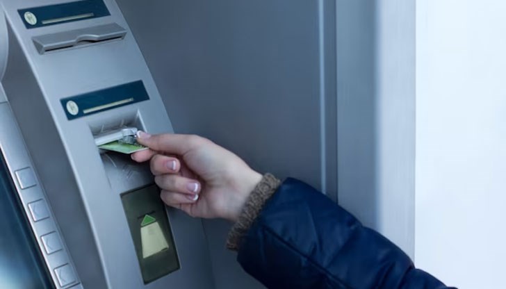 Тарифите са два вида - когато клиентът използва дебитна карта и устройство на една и съща банка и когато банкоматът е на друга банка