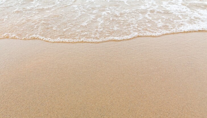 Върху пясъка се изграждат траншеи и окопи, поставят се бетонни противотанкови пирамиди