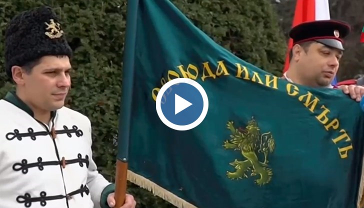 В близост до паметника вече е подредена изложба на оръжие и униформи, някои от които са на 155 години