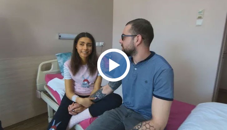 До младата жена неотлъчно е и нейният приятел, който беше двигателят на успешната кампания