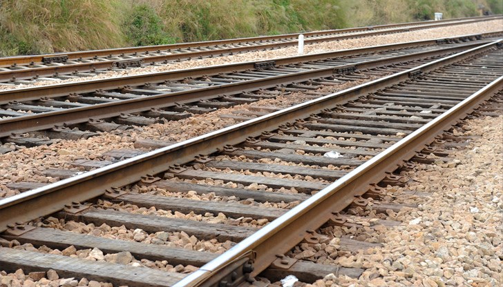 От БДЖ съобщават, че закъснението е заради авариен ремонт на последния вагон на влака