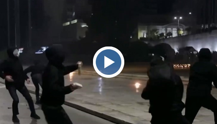В Атина протестиращите влязоха в сблъсък с полицията на площада пред парламента