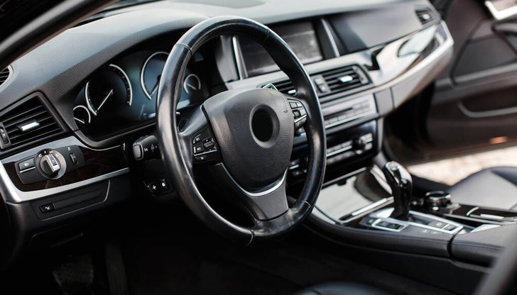 Автоматичната (аварийна) спирачна система по време на дъжд или сняг намалява ефективността си